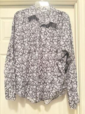 CALME BY JOHNNY WAS relaxed fit button front blouse. Pretty gray&white. Sz  M